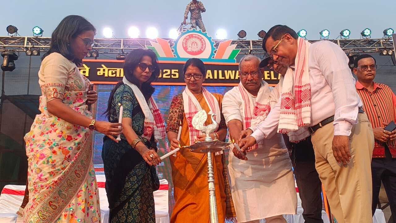 रेल मेला का शुभारंभ, प्रसिद्ध कलाकारों ने अपने सुर व ताल से बांधा समां