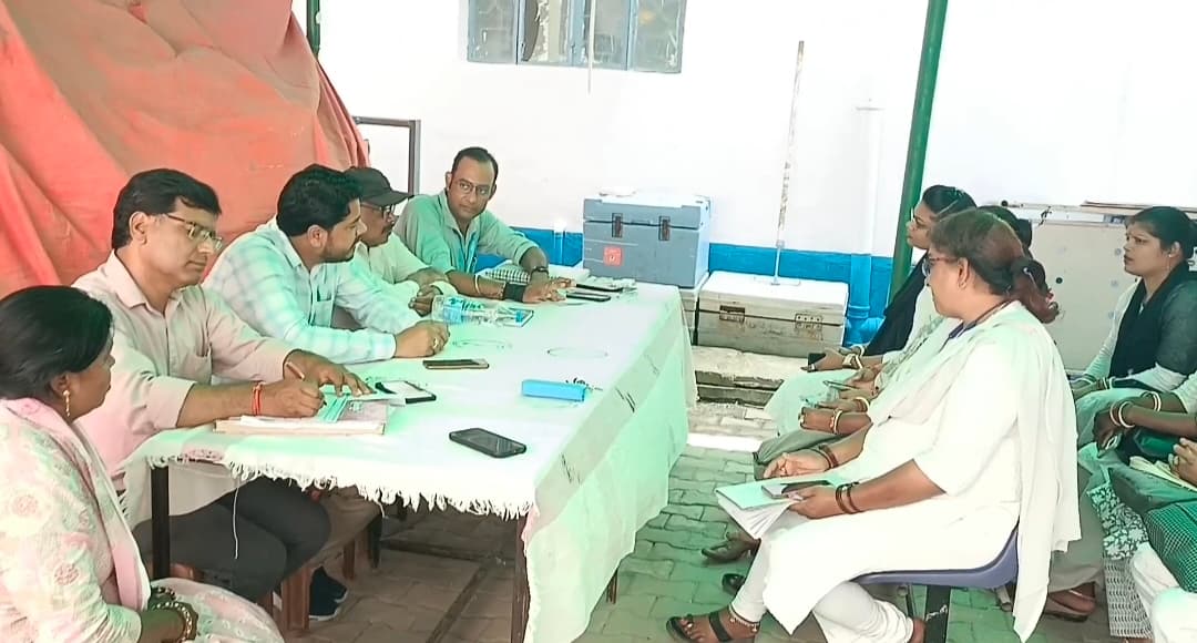 स्वास्थ्य व्यवस्था बेहतर करने को कर्मियों की हुई बैठक