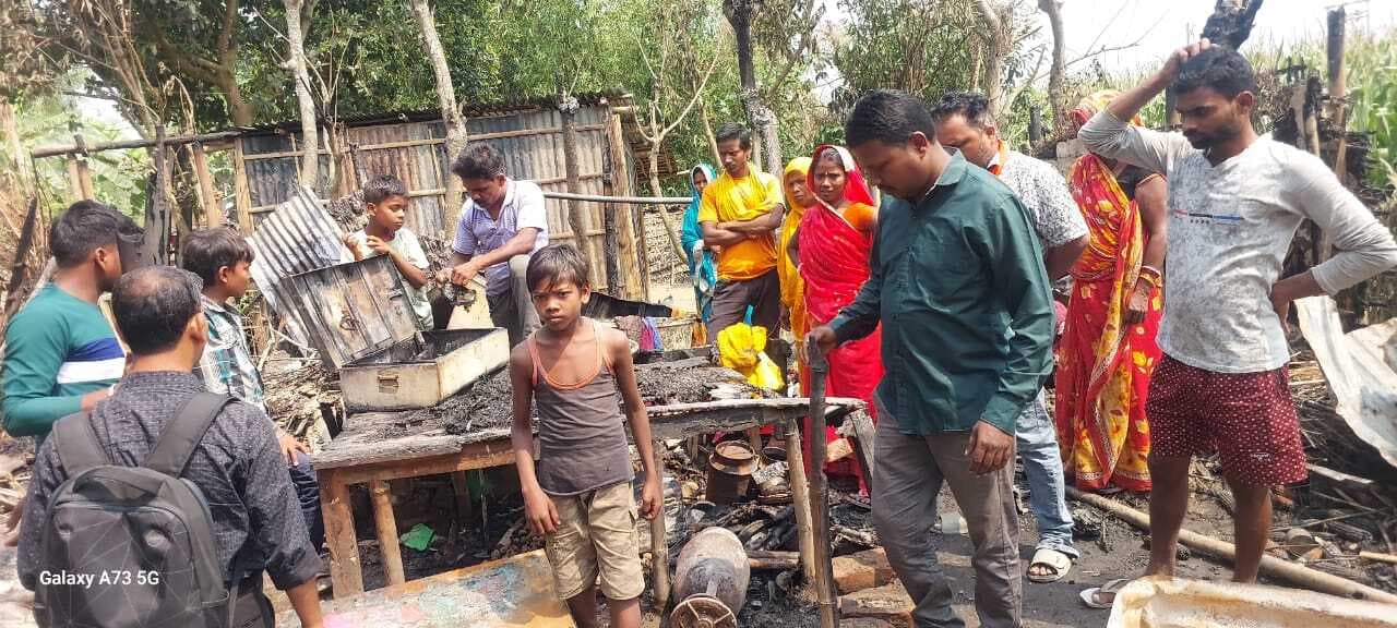 अगलग्गी में एक परिवार का सारा सामान व घर राख