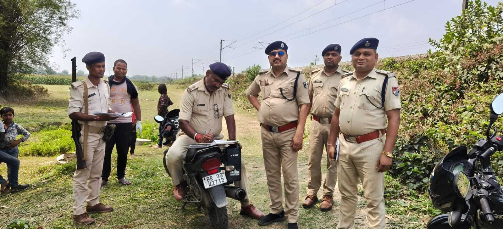 रेलवे ट्रैक के निकट पुलिस ने अज्ञात शव किया बरामद