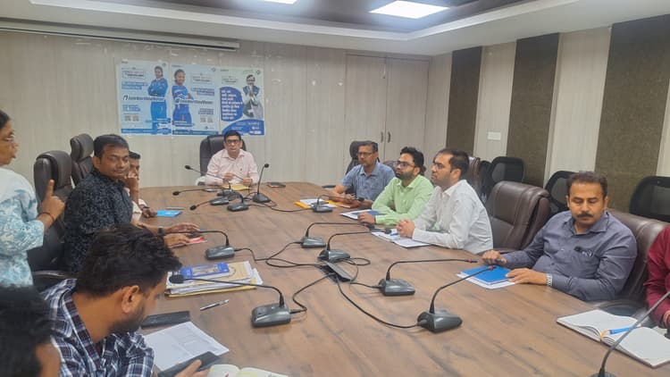 Deoghar news ; नगर आयुक्त ने सफाई, आवास योजना, शहरी जलापूर्ति योजना की धीमी गति पर जतायी नाराजगी