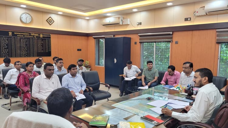 प्रगति यात्रा के दौरान मुख्यमंत्री के घोषणाओं के क्रियान्वयन में तेजी लायें अधिकारी: डीएम