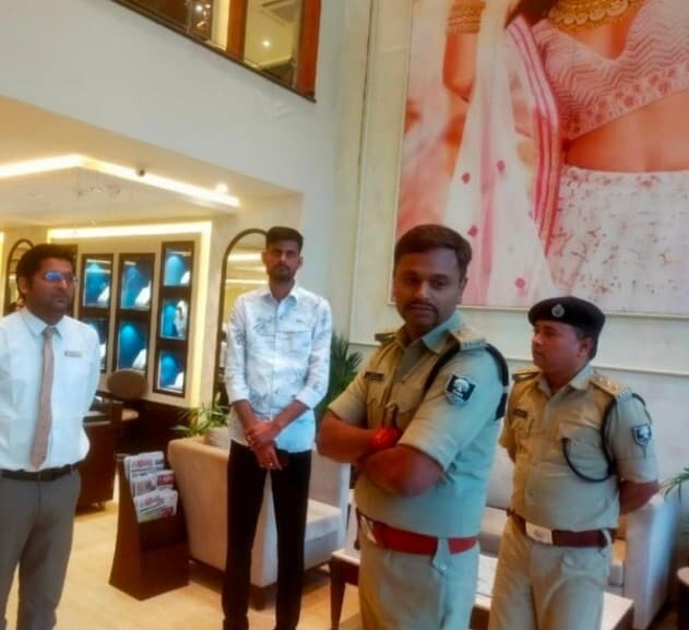एसपी ने ज्वेलरी दुकान का किया निरीक्षण