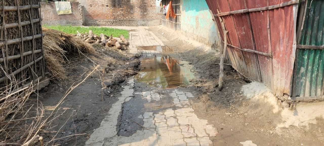 लाख प्रयास के बाद भी दलन पूरब पंचायत के पुराना टोल में बुनियादी सुविधा का अभाव