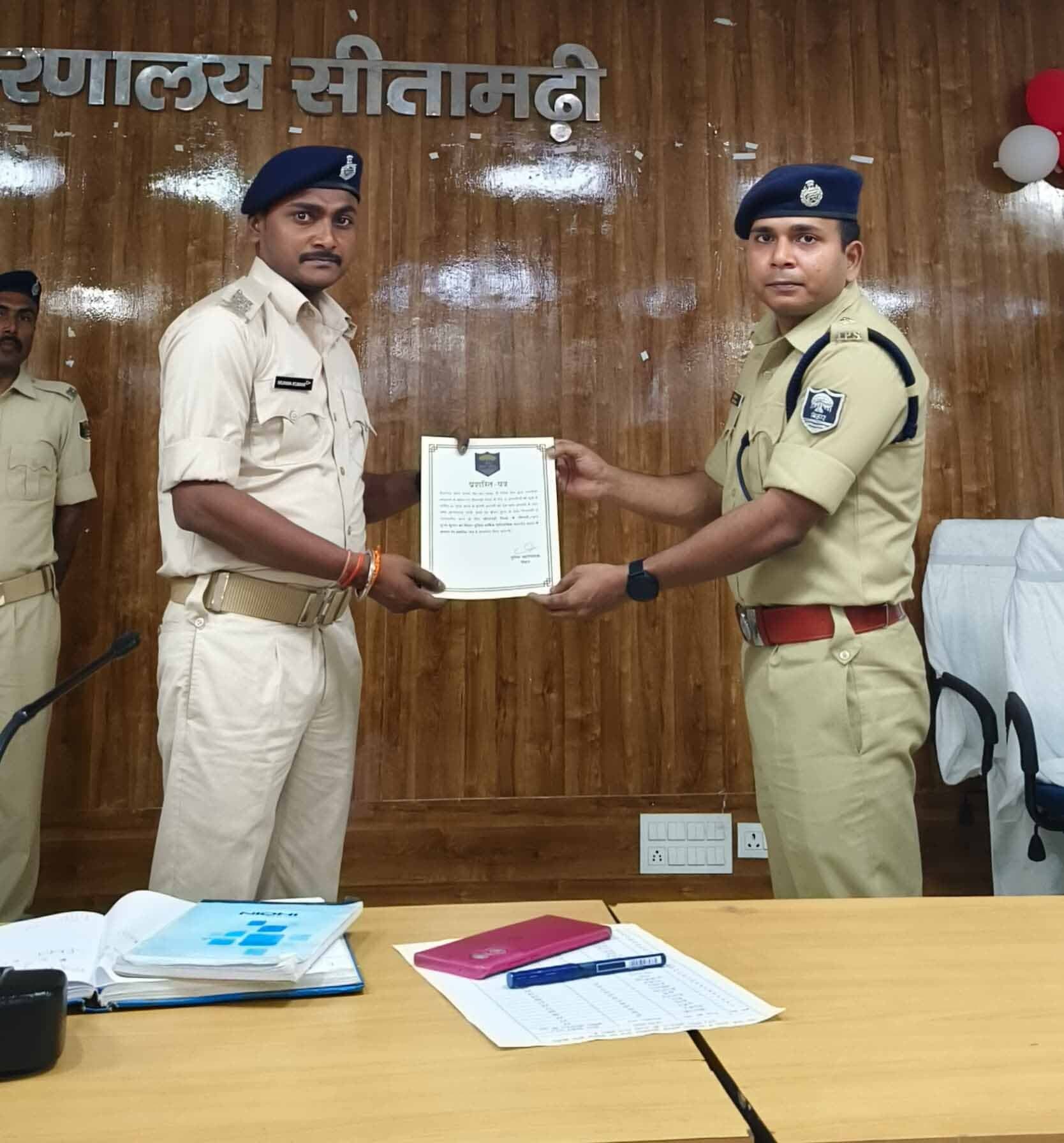 Sitamarhi : बाजपट्टी थानाध्यक्ष समेत 16 पुलिसकर्मी किये गये पृरस्कृत