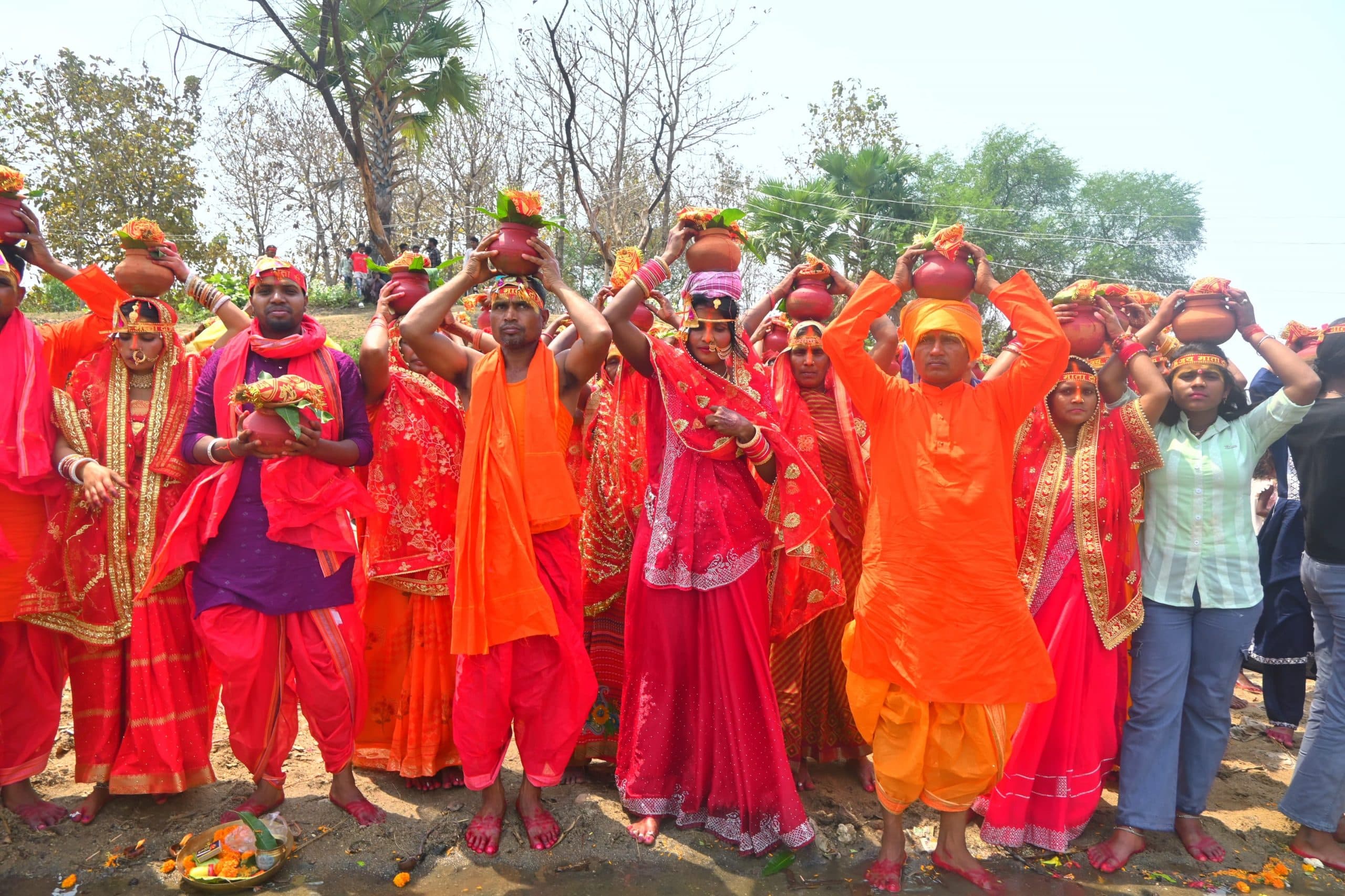 नवनिर्मित देवी  मंदिर में प्राणप्रतिष्ठा को लेकर निकाली गयी कलशयात्रा
