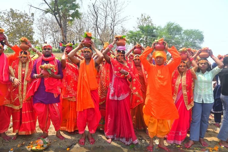 नवनिर्मित देवी  मंदिर में प्राणप्रतिष्ठा को लेकर निकाली गयी कलशयात्रा