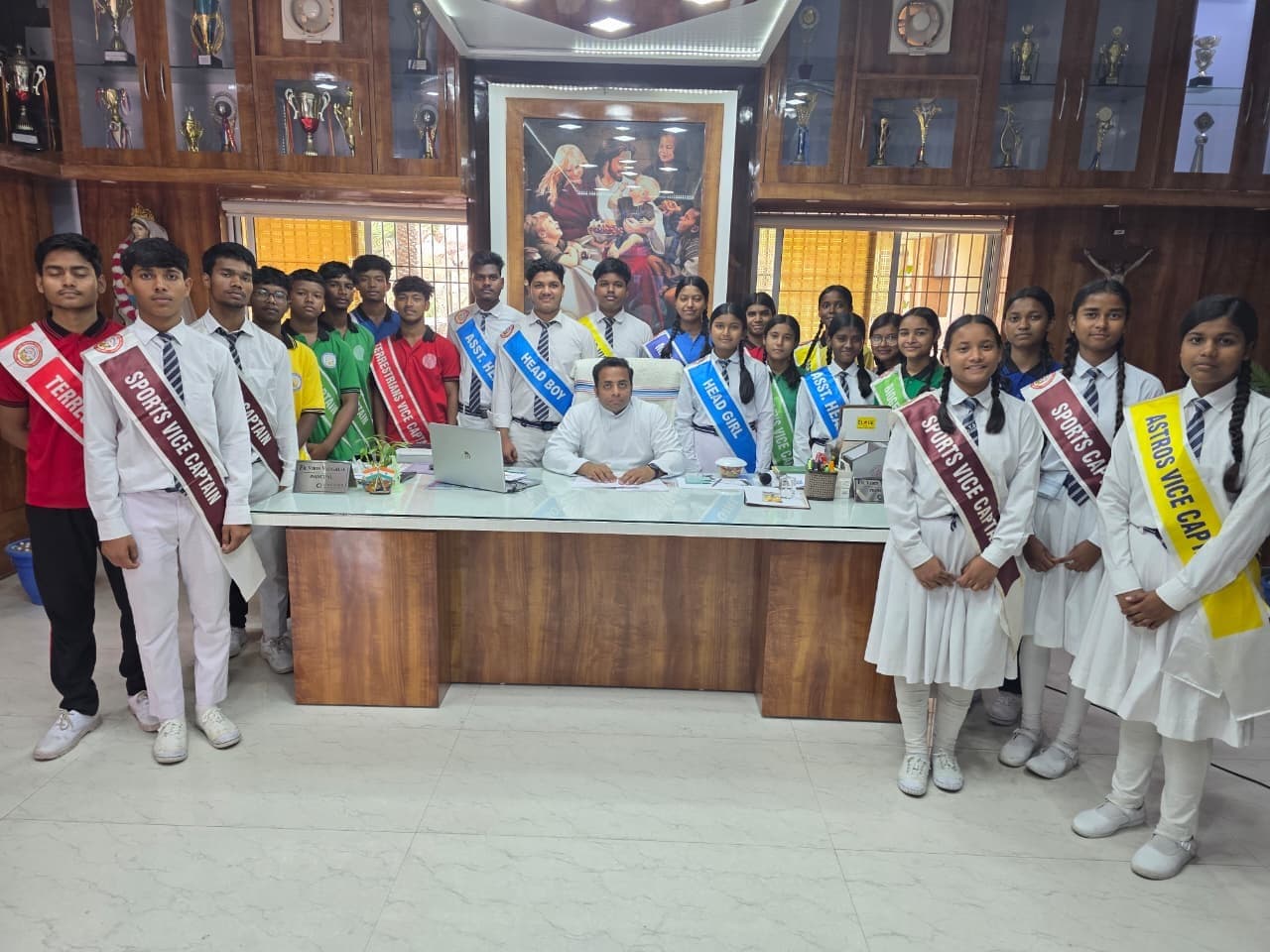 संत थॉमस के शैक्षणिक टॉपर्स बच्चों को प्राचार्य ने किया पुरस्कृत