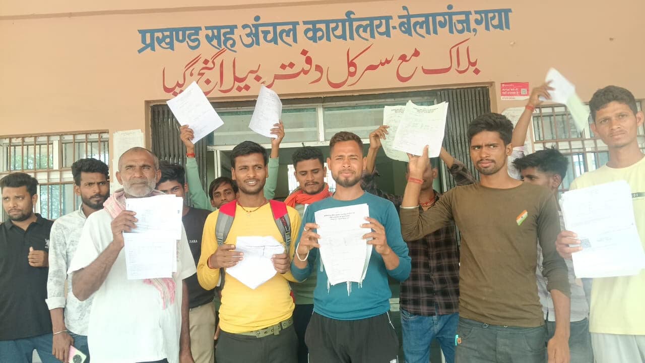 प्रमाणपत्र नहीं बनने पर छात्र-छात्राओं ने किया हंगामा