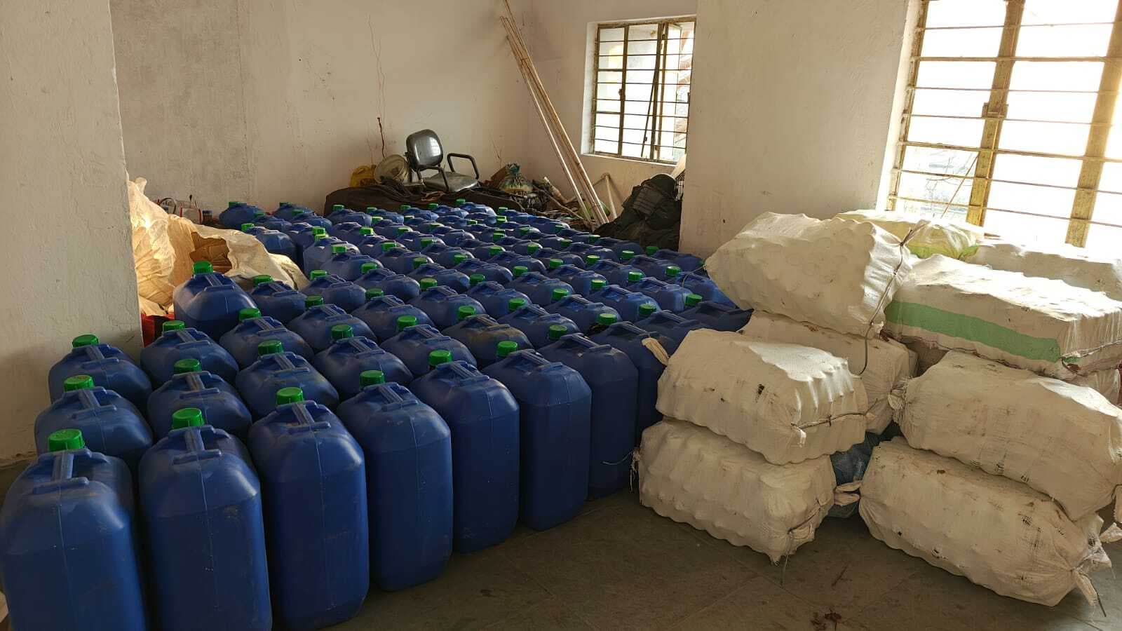 छापामारी में नकली शराब व 300 लीटर स्प्रीट जब्त