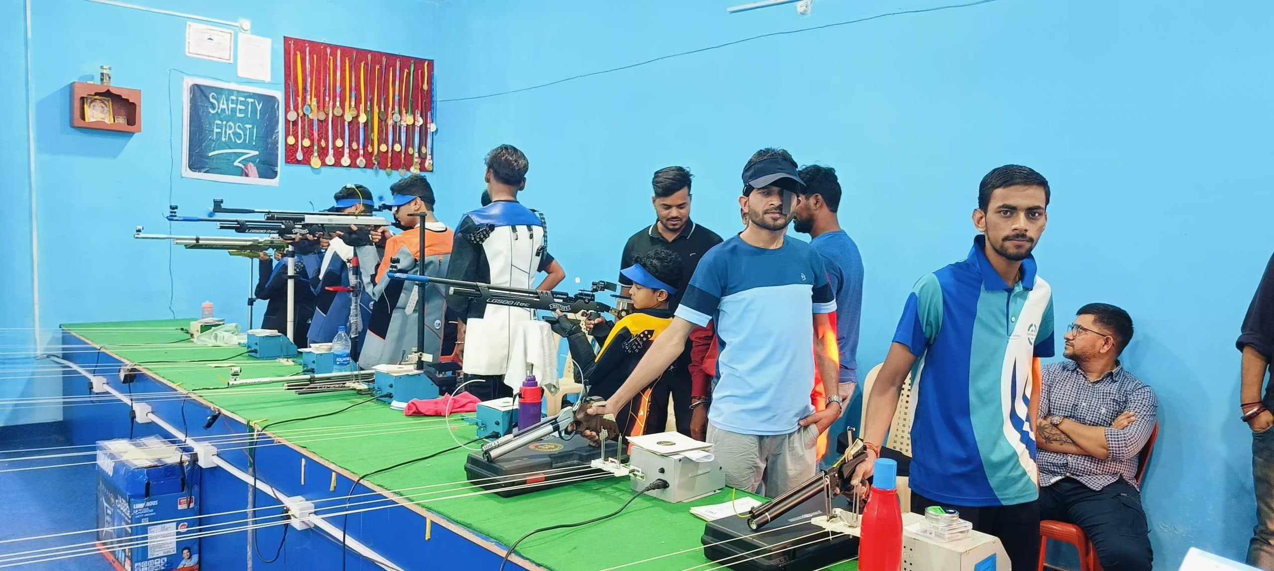 मैच में निशाना लगाते खिलाड़ी