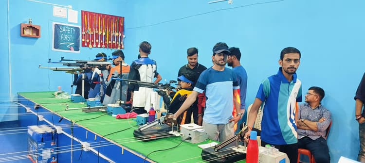 मैच में निशाना लगाते खिलाड़ी