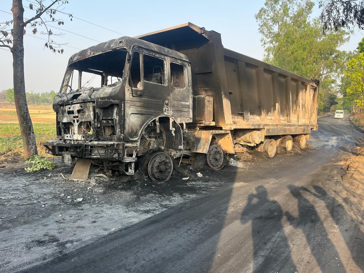 हाइवा की चपेट में आने से बाइक सवार की मौत, रोड जाम