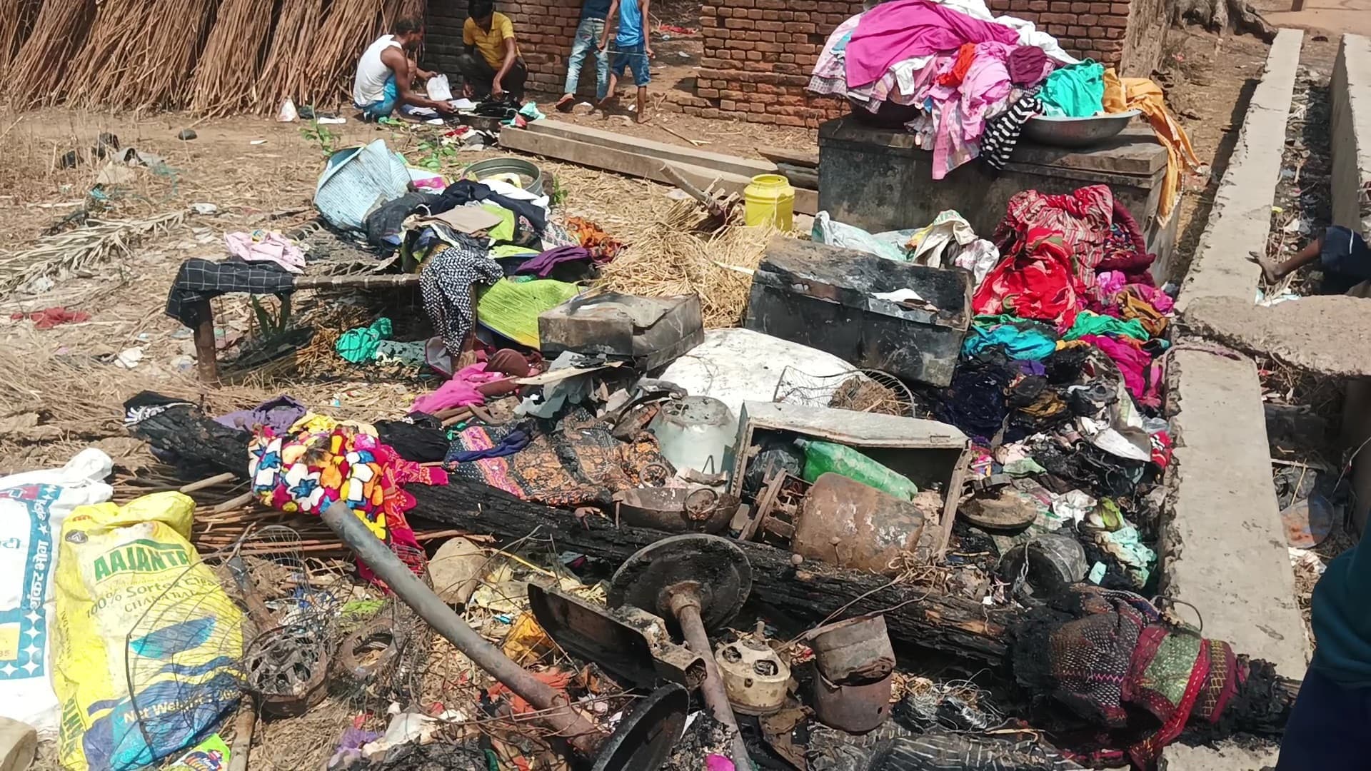 आग से घर जल कर राख, तीन लाख की क्षति