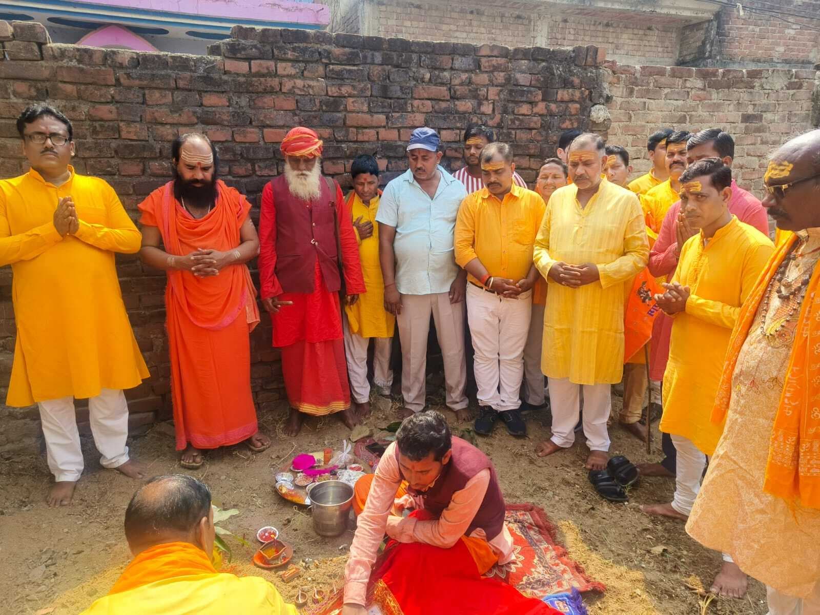 वजीरगंज में यज्ञ के लिए हुआ ध्वजारोपण