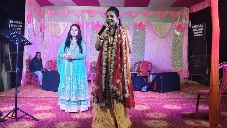 मां की हर बात निराली है... भजन पर झुमे श्रोता