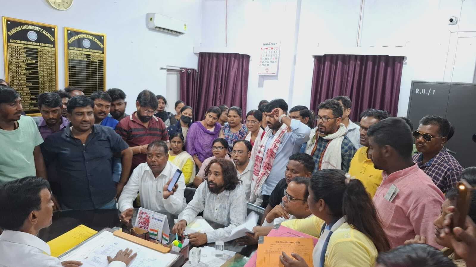 Ranchi news : इंटरकर्मियों ने रांची विवि के रजिस्ट्रार को पांच घंटे घेरा