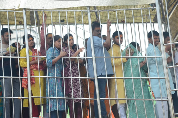 deoghar news : 50 हजार से अधिक भक्तों ने चढ़ाया जल