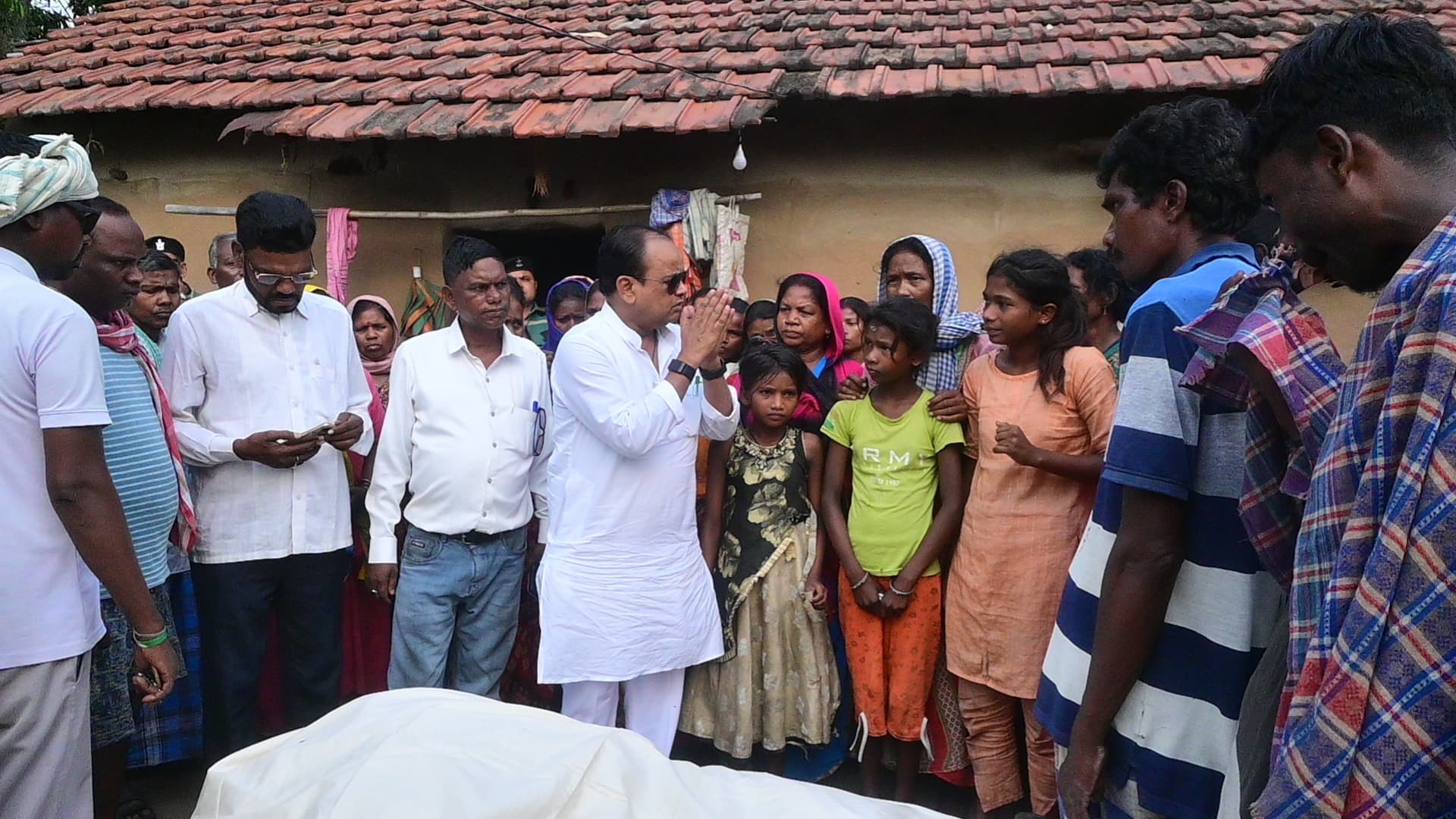 मंत्री ने मृतक के परिजनों को किया आर्थिक सहयोग