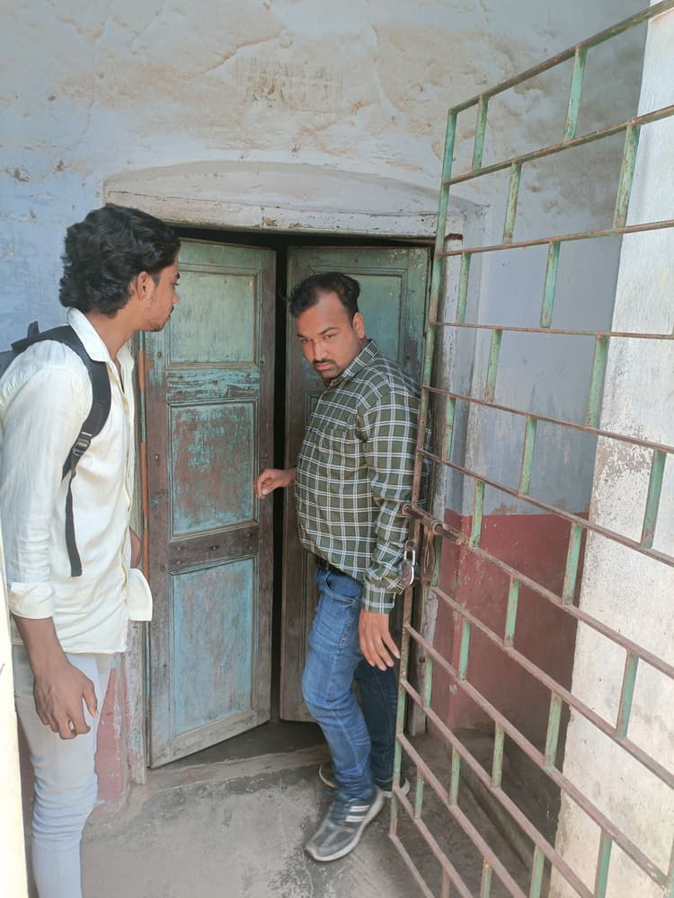 Deoghar news : एएस कॉलेज : शिक्षकों की कमी की मांग को लेकर अभाविप ने जड़ा ताला, आश्वासन के बाद खोला गया