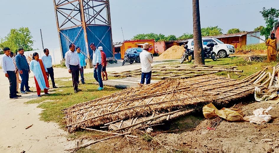 Gopalganj News : जनता बाजार में इंटर कॉलेज के खेल मैदान से हटाया गया अवैध कब्जा