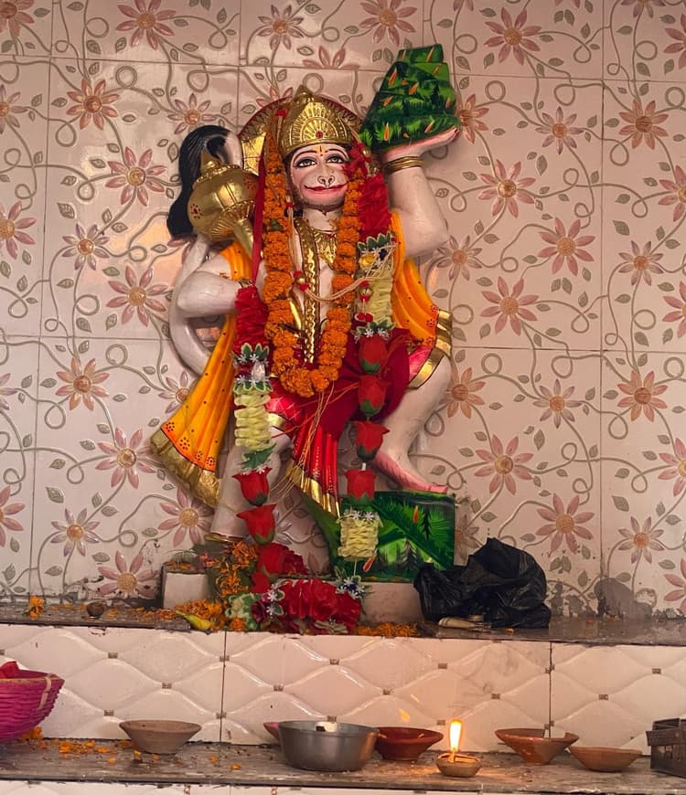 Madhubani News : बजरंग बली की प्रतिमा की हुई प्राण प्रतिष्ठा