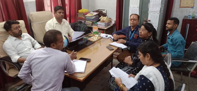 Madhubani News : प्रभारी चिकित्सा पदाधिकारी ने प्रसव, परिवार नियोजन एवं टीकाकरण की समीक्षा