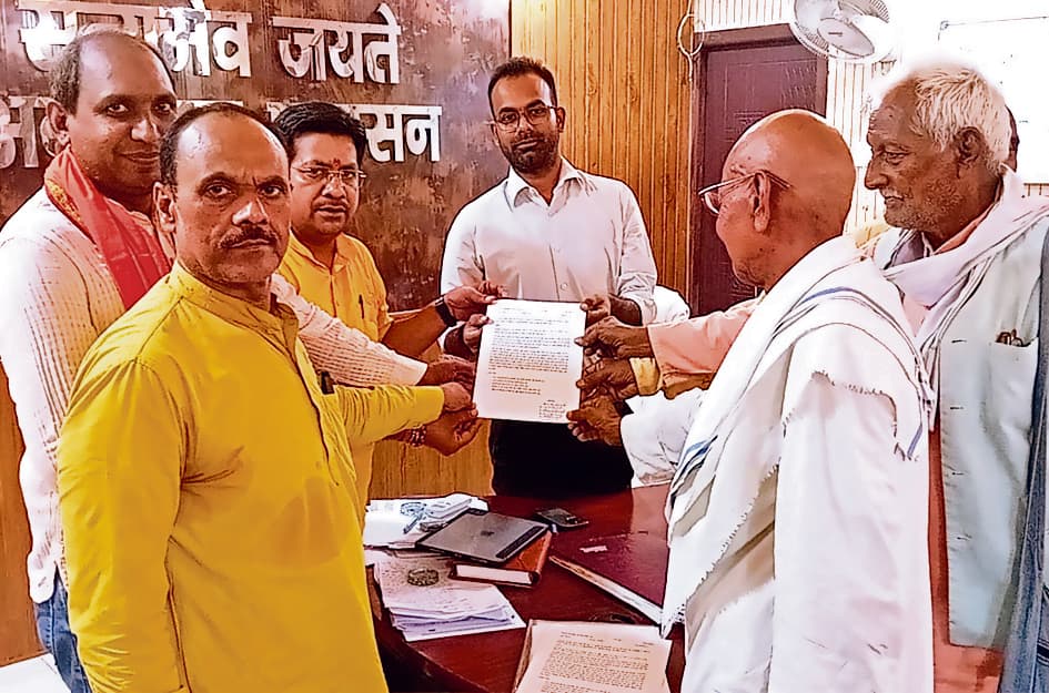 Saran News : सबलपुर दियारा के किसानों ने सोनपुर अनुमंडल कार्यालय पर किया प्रदर्शन