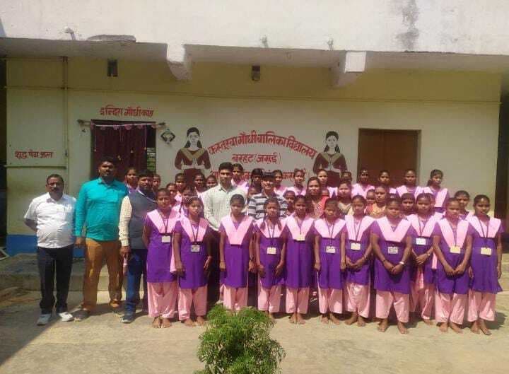 कक्षा आठ के बाद आगे की पढ़ाई छोड़ रहीं बेटियां