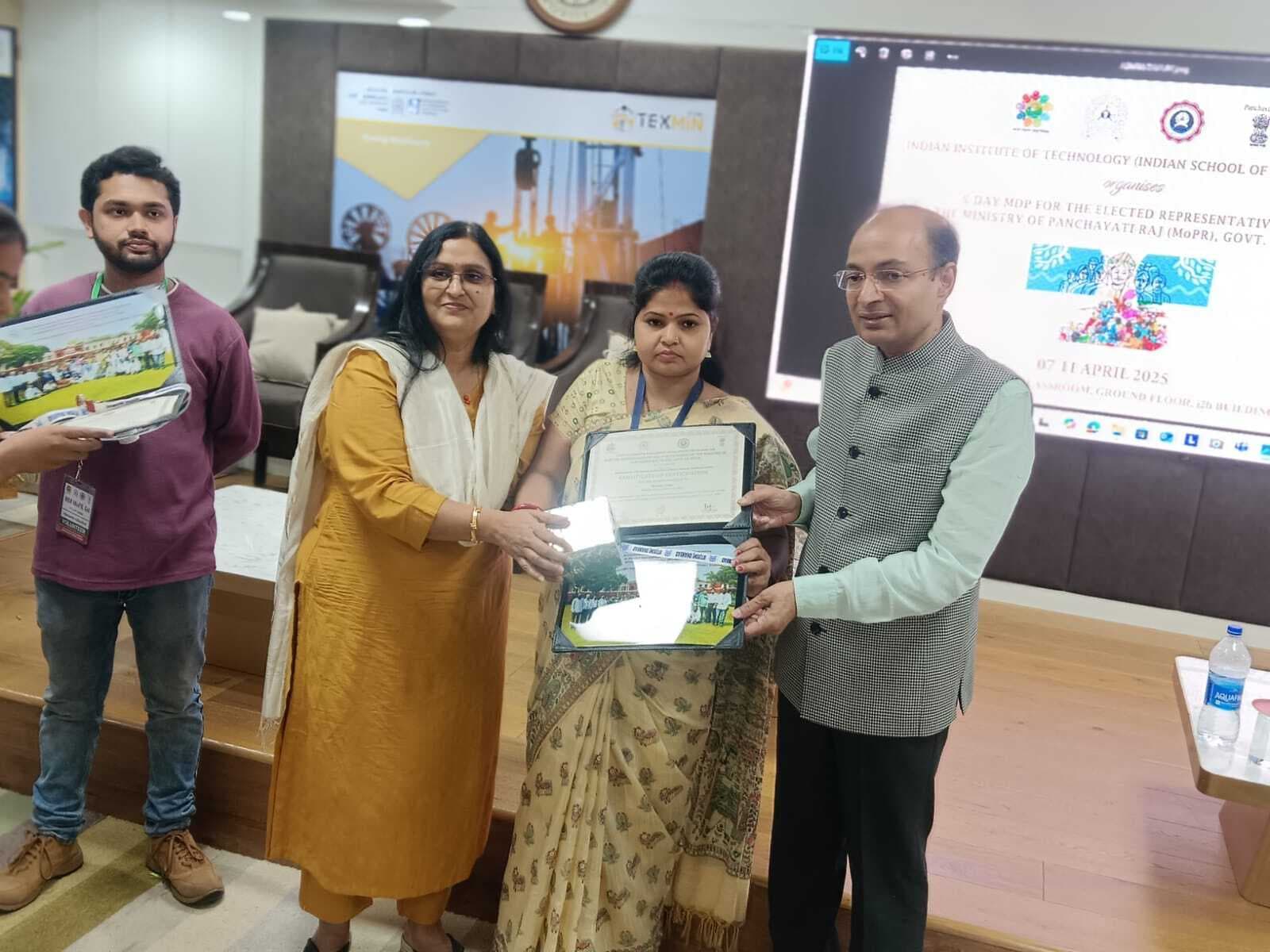 Madhubani News : मैनेजमेंट डेवलपमेंट प्रोग्राम के तहत प्रमुख कुमारी उषा हुई सम्मानित