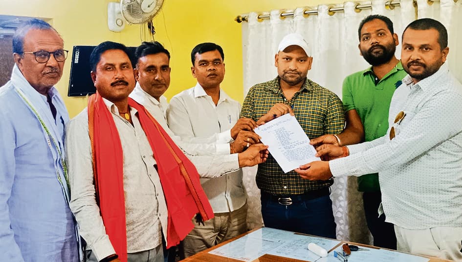 Saran News : 24 अप्रैल को काली पट्टी बांधकर पंचायत प्रतिनिधि करेंगे समानांतर सभा