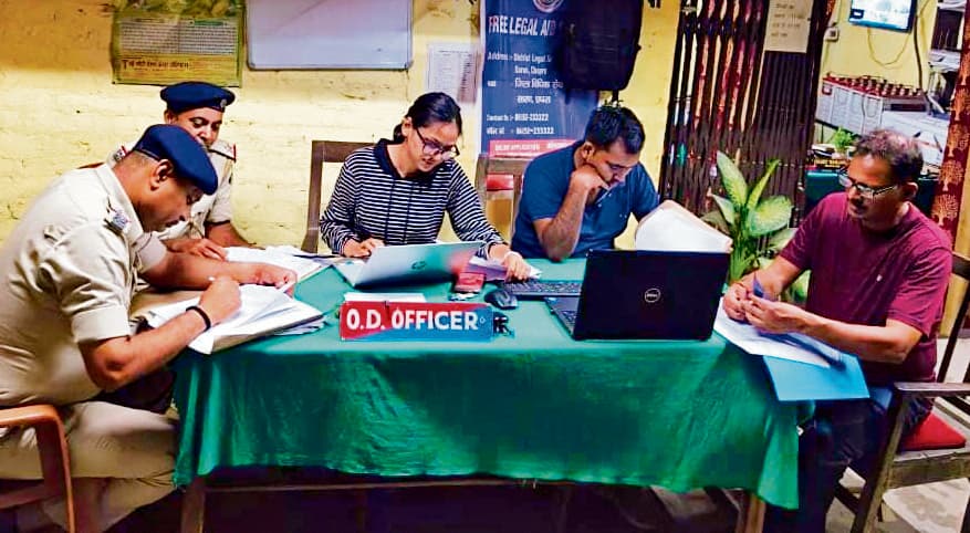 Saran News : त्वरित निस्तारण को लेकर नगरा थाना में डायरी राइटिंग कैंप का आयोजन