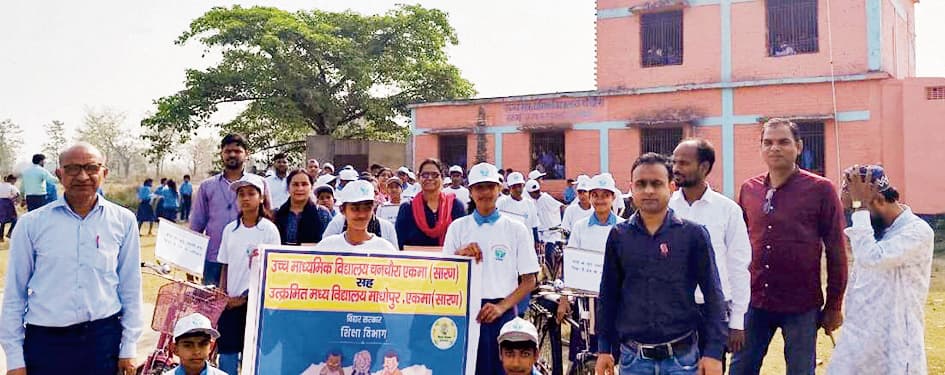 Saran News : छात्र-शिक्षकों ने निकाली नामांकन रैली, लगाया कोई न छुटे अबकी बार का नारा