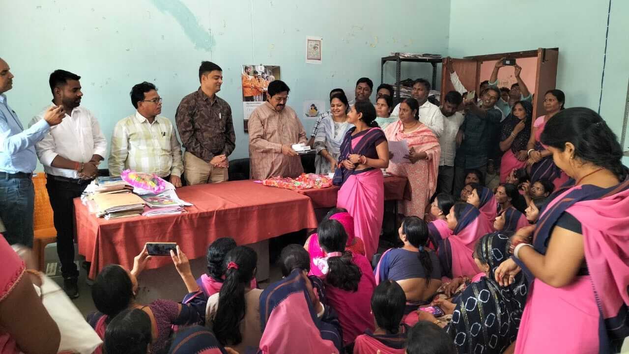 227 आंगनबाड़ी सेविकाओं के बीच स्मार्टफोन वितरित