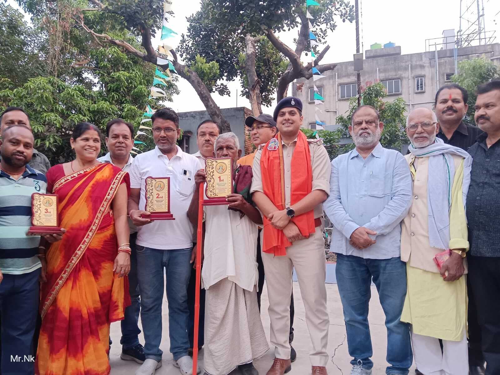 थाना प्रभारी ने अखाड़ा कमेटियों को किया सम्मानित