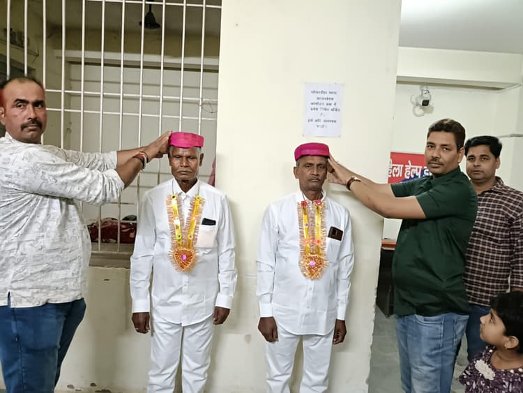 Madhubani News : दो चौकीदार के सेवानिवृत्त पर दी गई विदाई