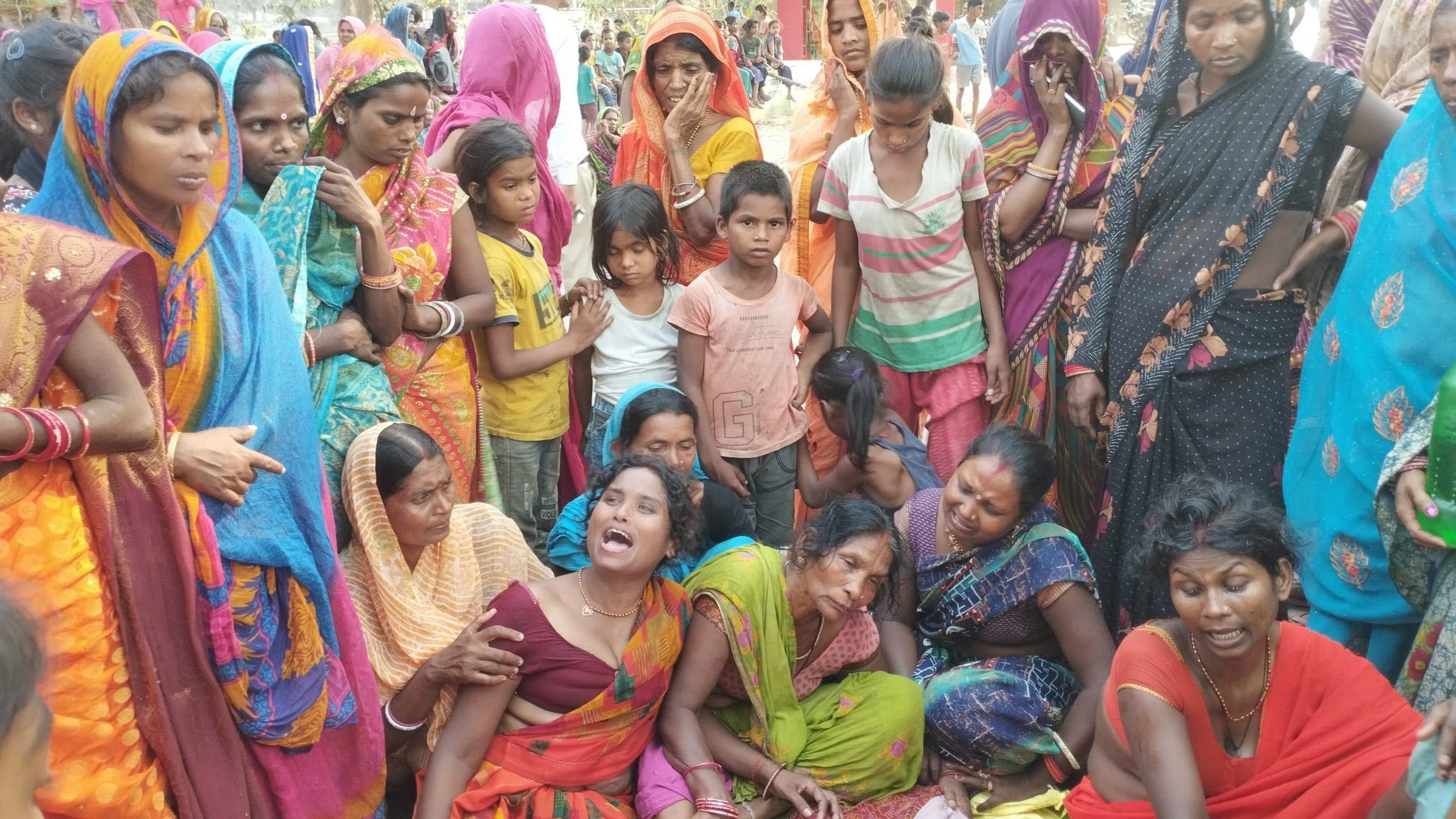 Samastipur News:दानों की जुगाड़ में खेतों में गेहूं की बालियां चुन रही दलित महिला की बिजली करंट से मौत, बवाल