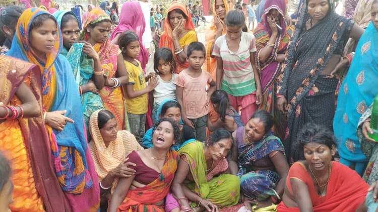 Samastipur News:दानों की जुगाड़ में खेतों में गेहूं की बालियां चुन रही दलित महिला की बिजली करंट से मौत, बवाल
