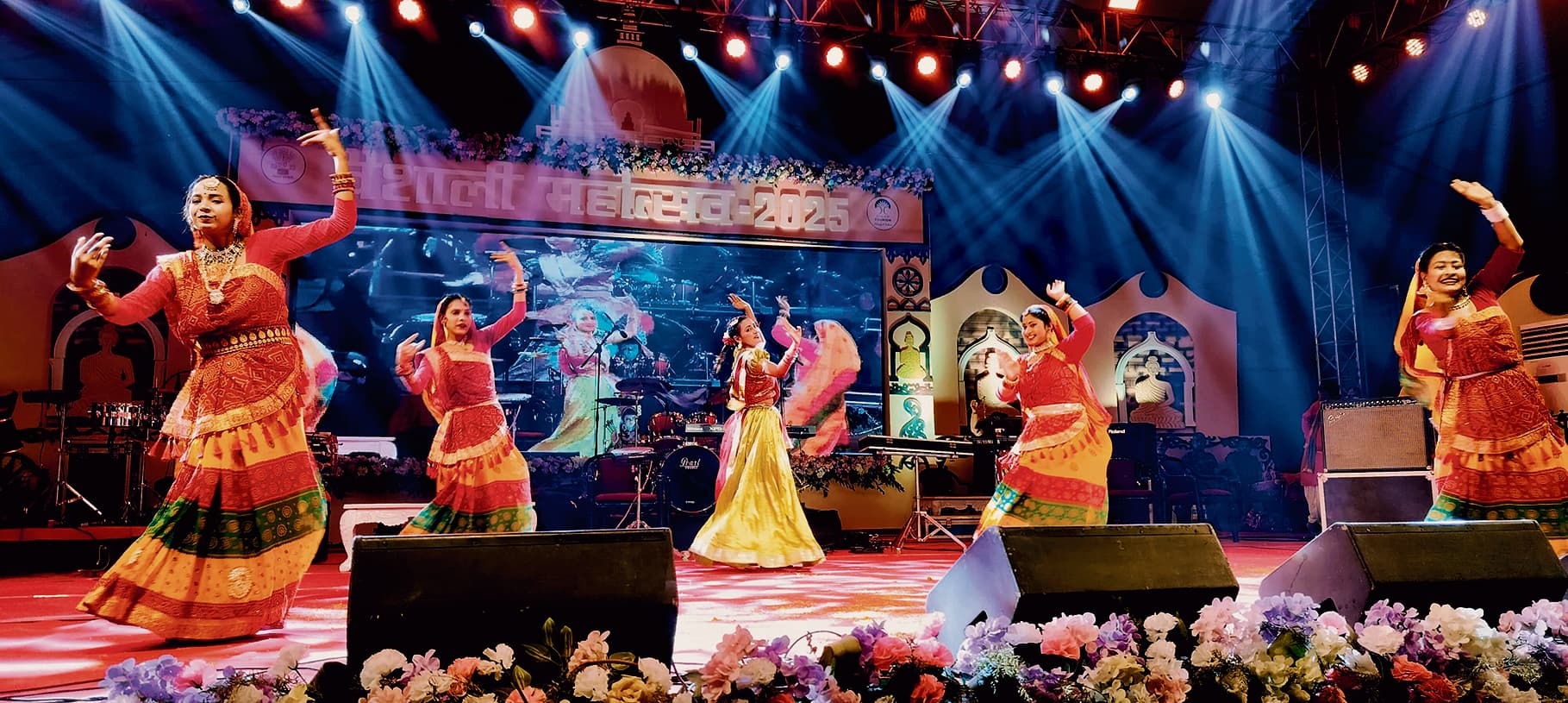 hajipur news. माई तेरी चुनर लहराए.... की प्रस्तुति पर झूम उठे श्रोता