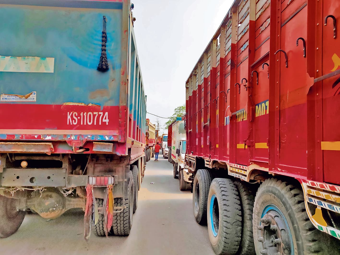 hajipur news. तीसरे दिन भी गांधी सेतु से लेकर रामाशीष चौक तक जाम के कारण लगी रही वाहनों की कतार