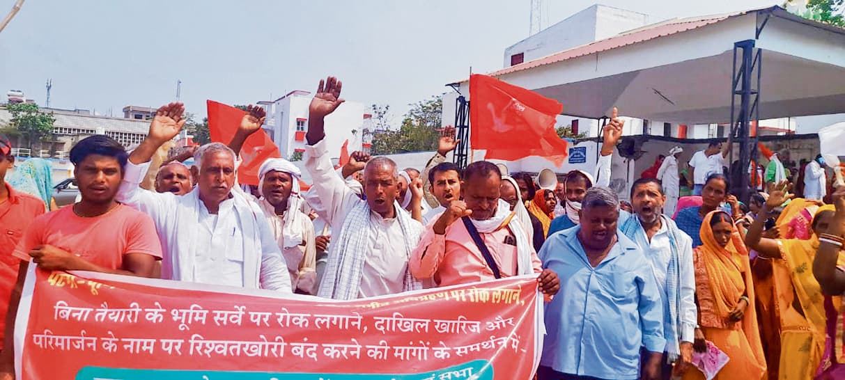 hajipur news. किसानों की समस्याओं को लेकर अभाकिम व ऐपवा ने किया धरना-प्रदर्शन