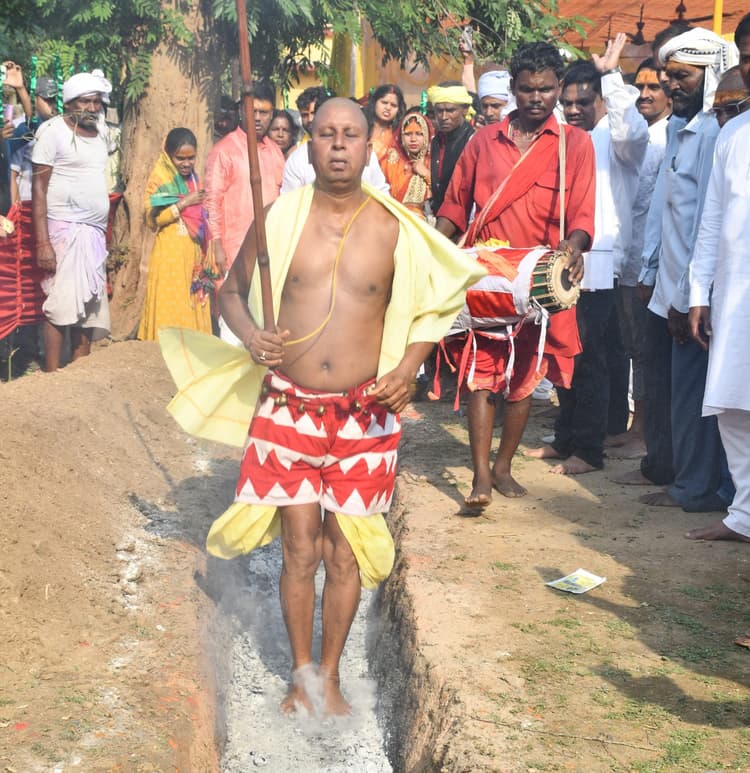 Bokaro News : धूमधाम से की गयी बाबा चौहरमल की पूजा-अर्चना