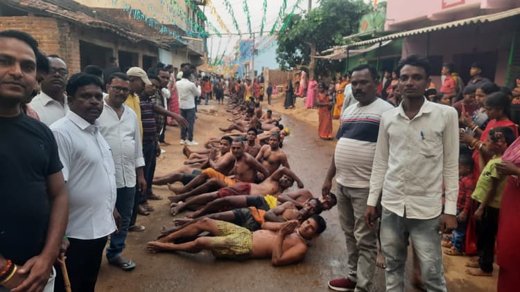 Bokaro News : बाबा भोलेनाथ व बूढ़ा बाबा के जयकारे से गूंज उठा सिंहपुर