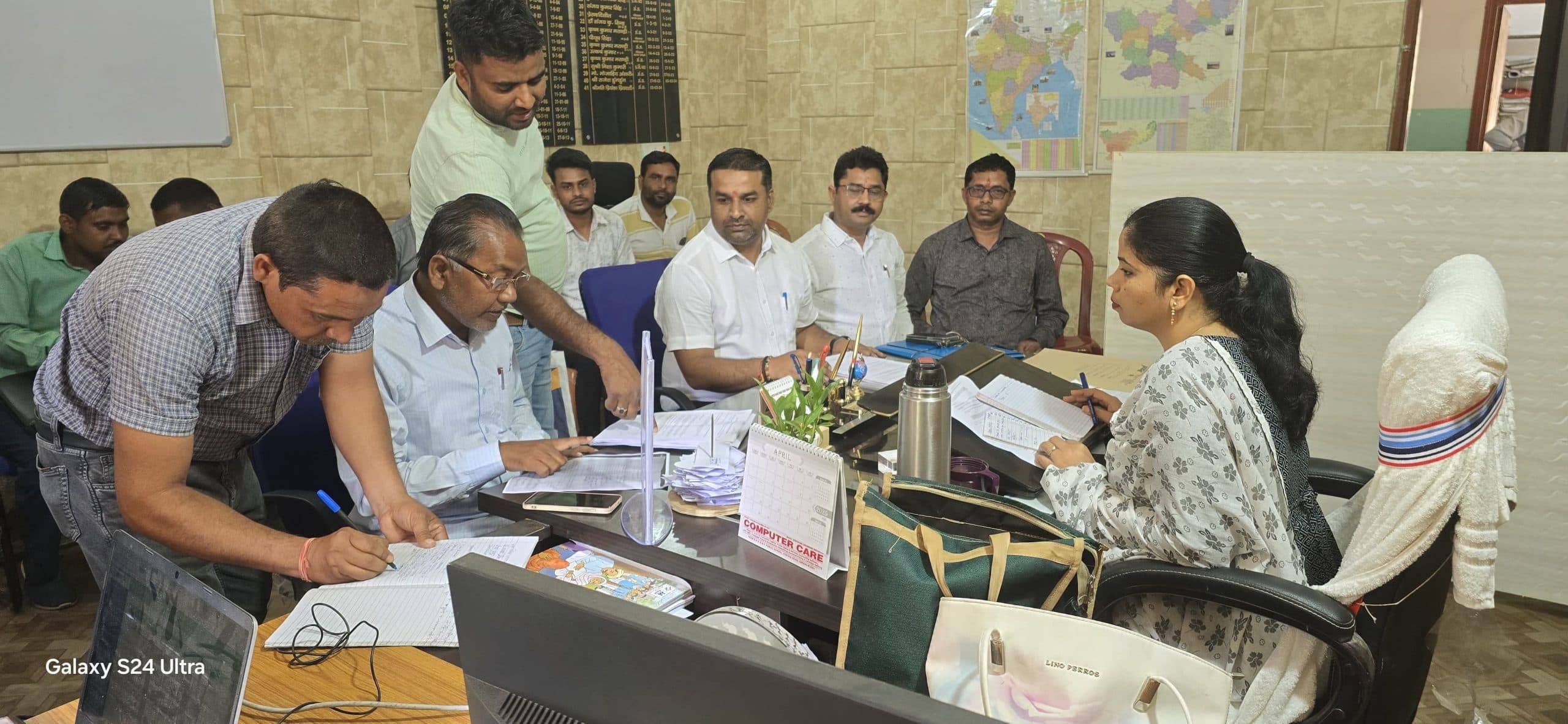 Giridih News: सीओ ने क्रशर संचालकों के कागजात की जांच की