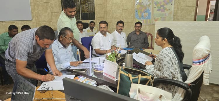 Giridih News: सीओ ने क्रशर संचालकों के कागजात की जांच की