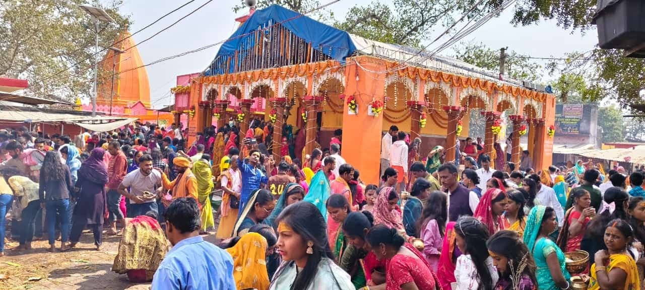 Giridih News: हनुमान जी के जन्मोत्सव पर झारखंडधाम में उमड़ी श्रद्धालुओं की भीड़