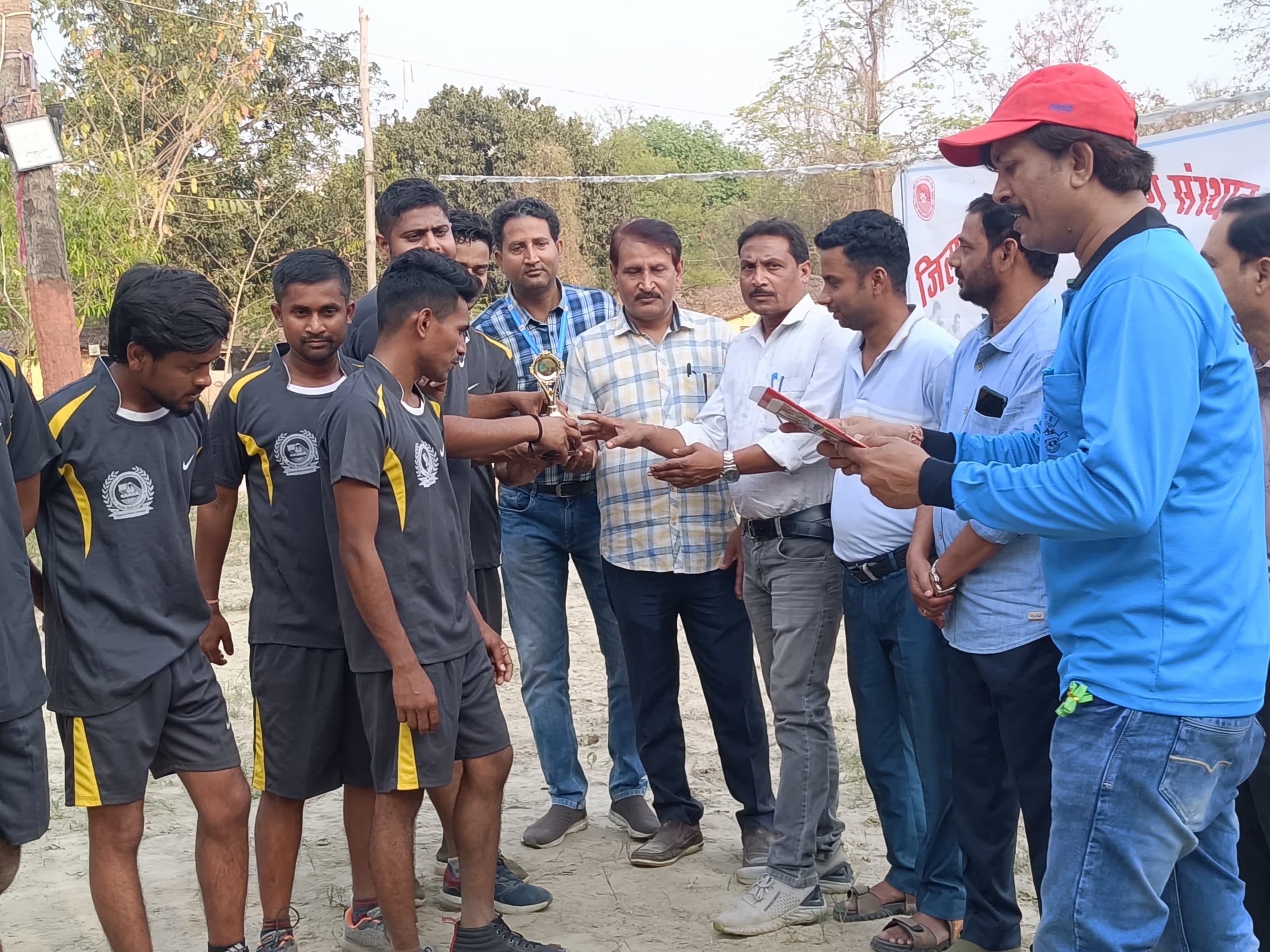 Samastipur News:वाल्मीकि सदन बना वालीबॉल चैंपियन, सदस्यों में खुशी