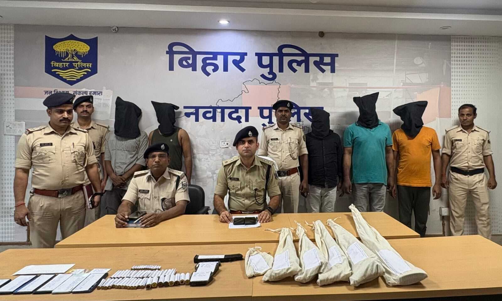 लूटकांड में 50 हजार का इनामी अपराधी भीम महतो चार सहयोगियों के साथ गिरफ्तार