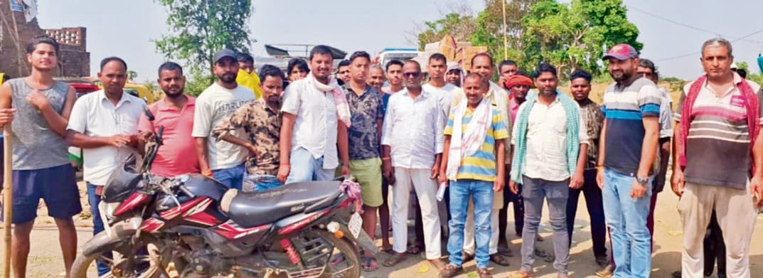 तीन दिनों से बिजली आपूर्ति बाधित, ग्रामीणों ने जाम की सड़क