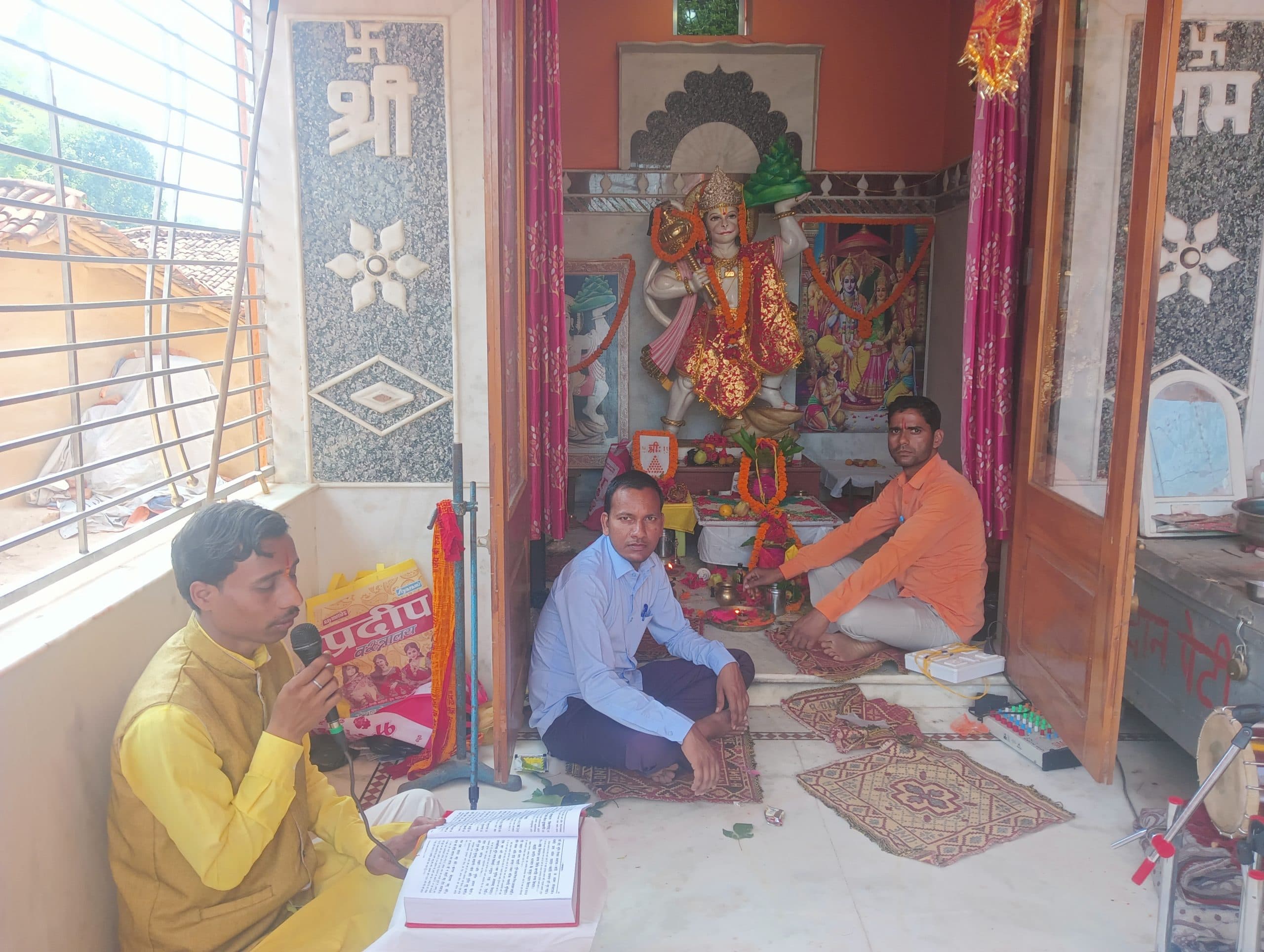 Giridih News: हनुमान जयंती पर सरिया के मंदिरों में विशेष कार्यक्रम का आयोजन